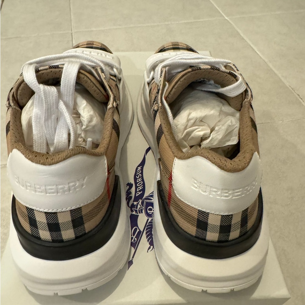 BURBERRY Sneakers